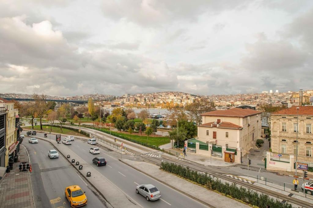 Waterfront Apartment By The Tram - Terrace With Dome & Golden Horn View In Fatih Istanbul Exterior foto