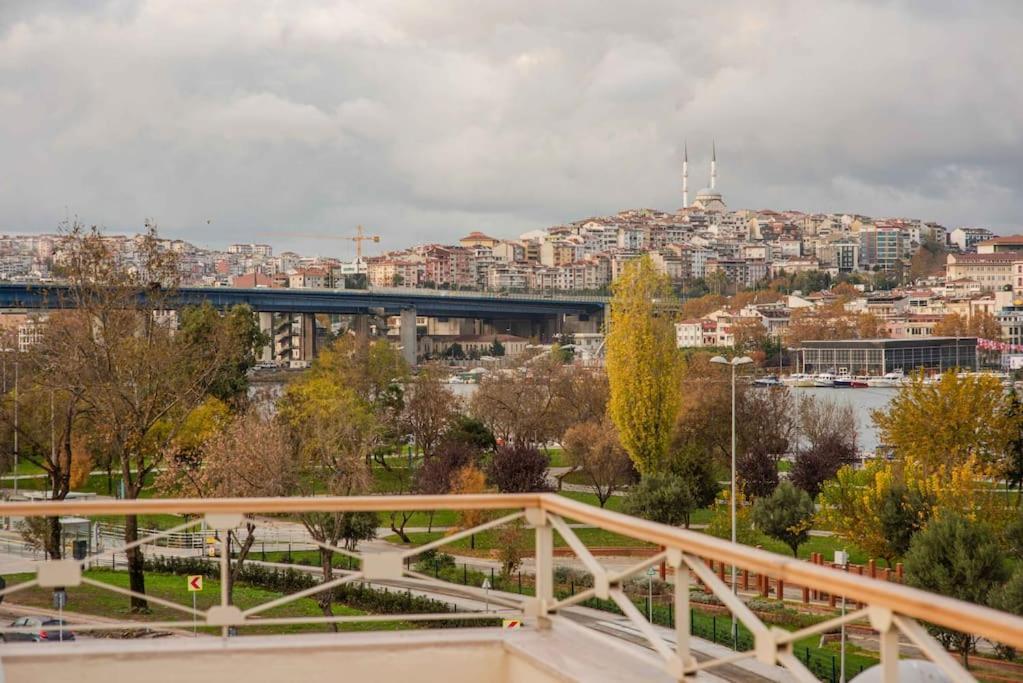 Waterfront Apartment By The Tram - Terrace With Dome & Golden Horn View In Fatih Istanbul Exterior foto