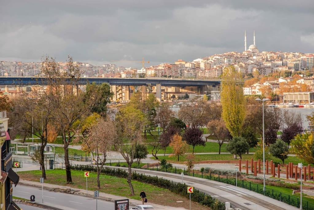 Waterfront Apartment By The Tram - Terrace With Dome & Golden Horn View In Fatih Istanbul Exterior foto
