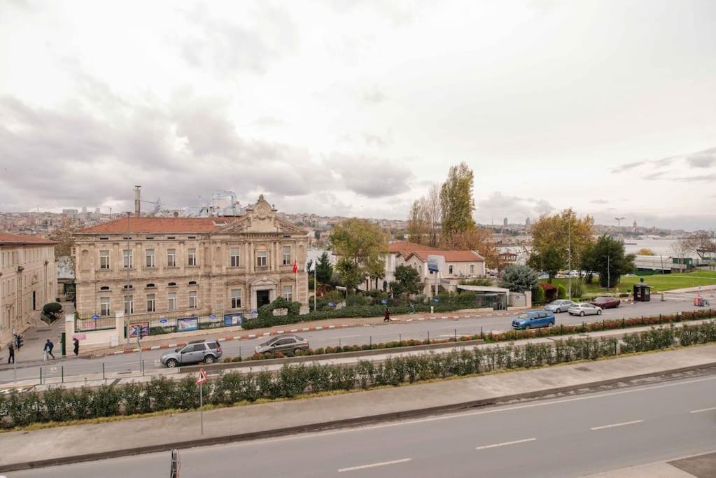 Waterfront Apartment By The Tram - Terrace With Dome & Golden Horn View In Fatih Istanbul Exterior foto
